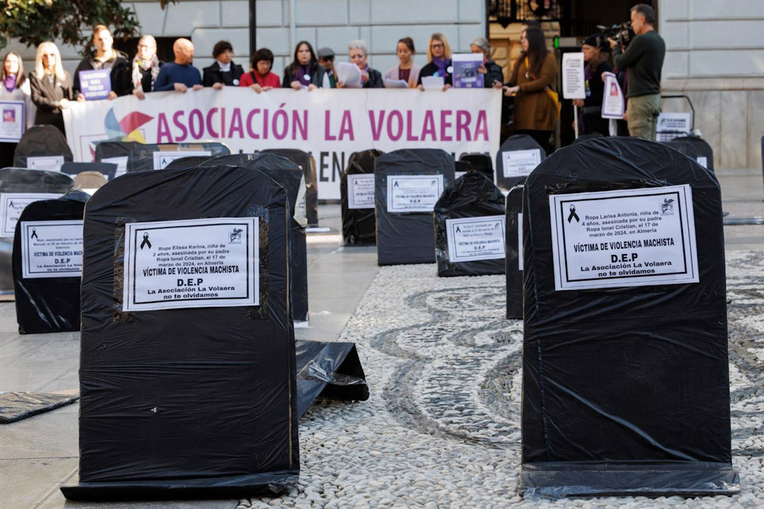 Imagen de archivo de una concentración organizada en recuerdo de las víctimas de violencia machista por la asociación La Volaera frente al Ayuntamiento de Granada (ÁLEX CÁMARA/EUROPA PRESS)