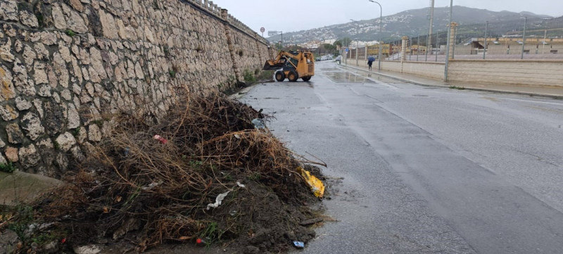 Trabajos de reparación tras los efectos del temporal en Salobreña, en la costa de Granada, la semana pasada (AYUNTAMIENTO) Trabajos de reparación tras los efectos del temporal en Salobreña, en la costa de Granada, la semana pasada (AYUNTAMIENTO)
