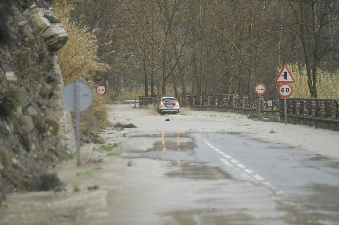 Carretera inundada en Pinos Genil (GPMEDIA)