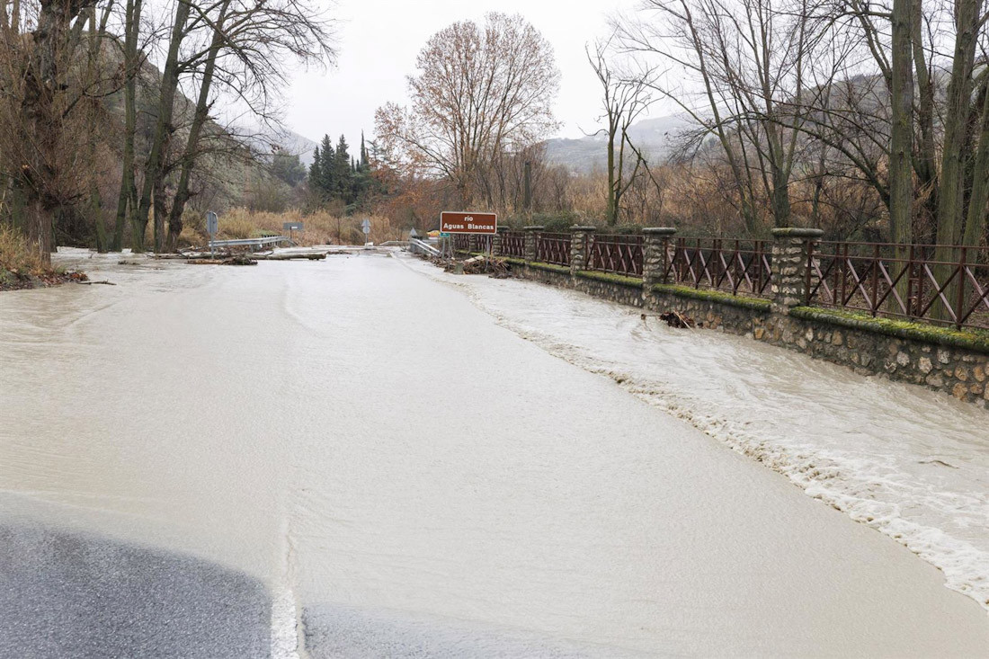 Imagen de carretera cortada al inundarse por el desbordamiento del río Aguas Blancas tras el paso de la borrasca este pasado jueves (ÁLEX CÁMARA - EUROPA PRESS)