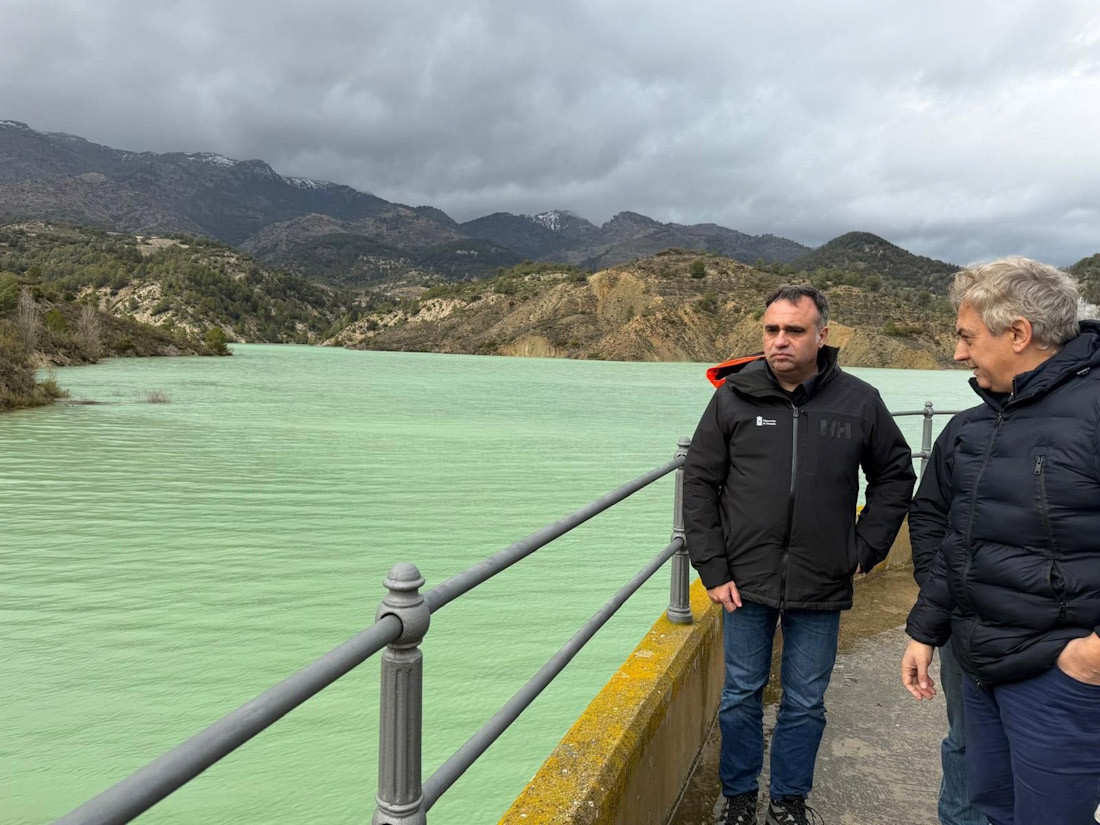 El presidente de la Diputación de Granada, Francis Rodríguez, con el alcalde de Castril, Miguel Pérez, a la derecha en la imagen, en una visita en la tarde de este jueves (DIPUTACIÓN)