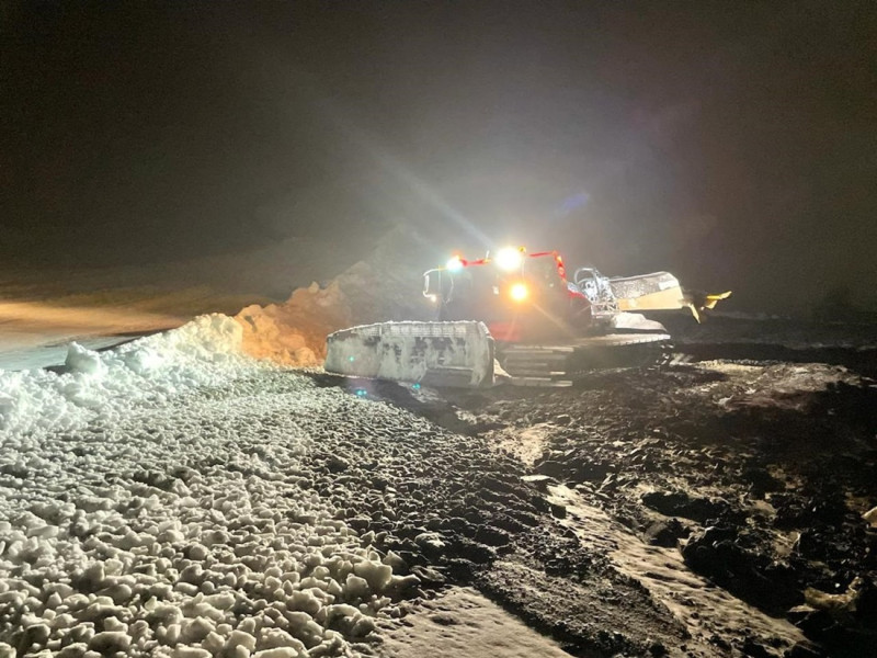 Trabajos de los servicios técnicos de Cetursa Sierra Nevada pese a la meteorología (CETURSA SIERRA NEVADA)