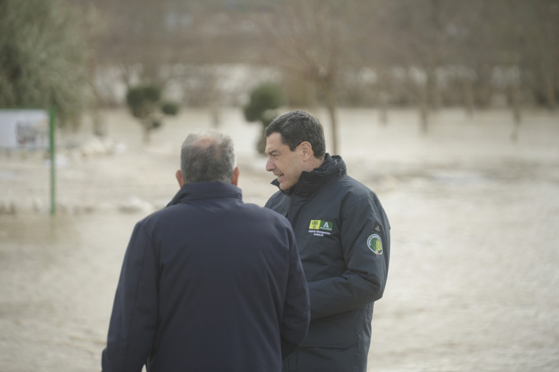 Visita de Juanma Moreno a Huétor Tájar junto al alcalde de la localidad del poniente granadino (GPMEDIA)