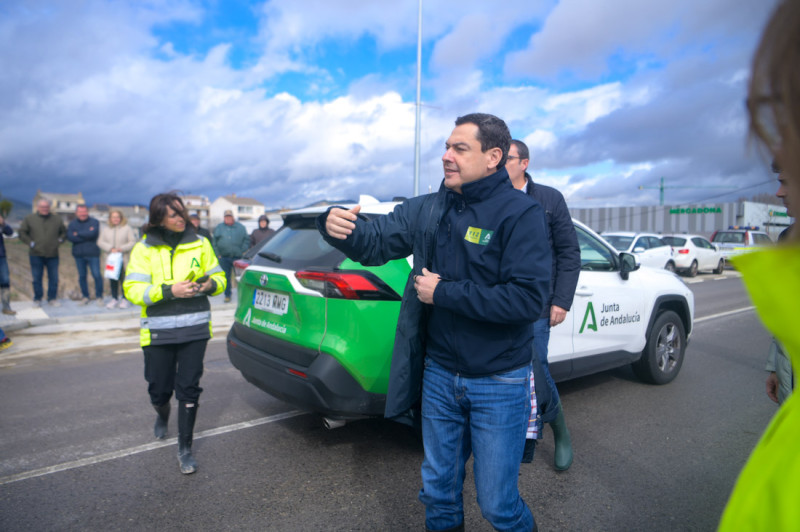 El presidente de la Junta de Andalucía, Juanma Moreno, ha visitado las zonas afectadas por la borrasca (GPMEDIA)