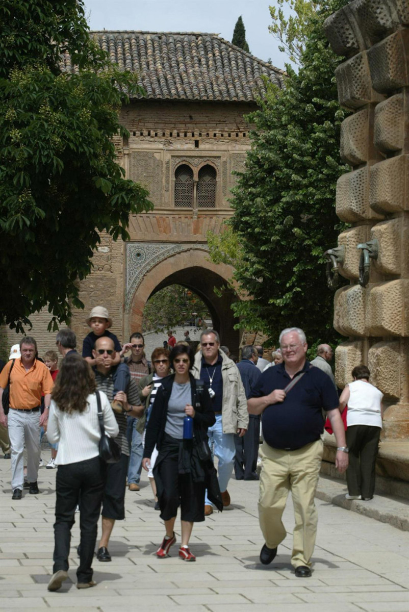 Turistas en la Alhambra, en imagen de archivo (EUROPA PRESS)