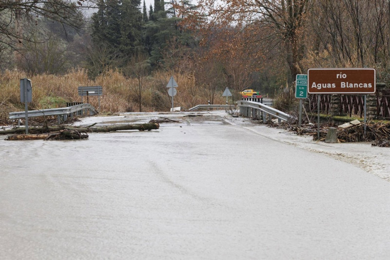 Imagen de carretera cortada al inundarse por el desbordamiento del río Aguas Blancas tras el paso de la borrasca Leonardo (ÁLEX CÁMARA / EUROPA PRESS)
