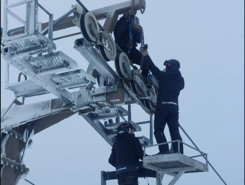 Operarios de Cetursa trabajan en esta imagen de archivo en poleas dañadas por el hielo (SIERRA NEVADA)