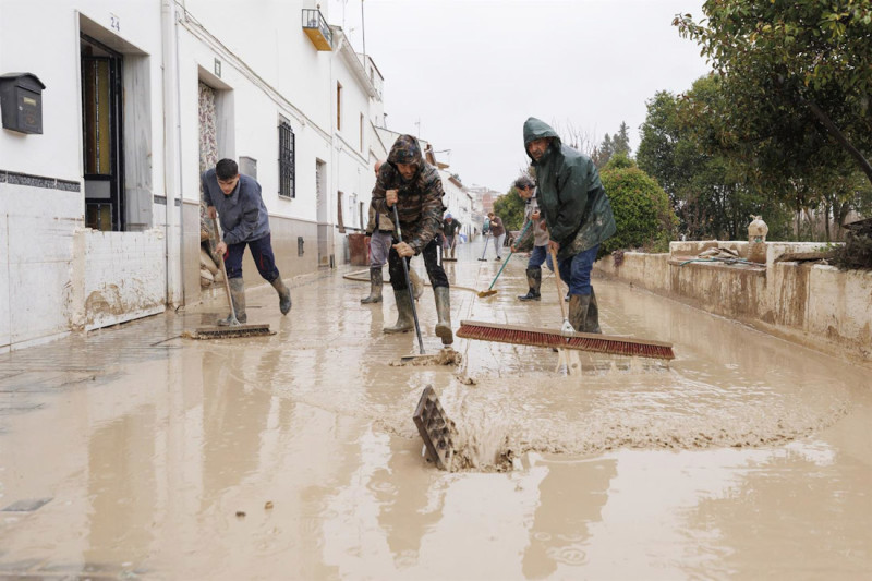 Vecinos de Villanueva Mesía (Granada) se afanan en sacar el agua y barro de sus casas tras la crecida del Río Genil por el paso de la borrasca 'Leonardo' (ÁLEX CÁMARA / EUROPA PRESS) Vecinos de Villanueva Mesía (Granada) se afanan en sacar el agua y barro de sus casas tras la crecida del Río Genil por el paso de la borrasca 'Leonardo' (ÁLEX CÁMARA / EUROPA PRESS)