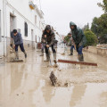 Vecinos de Villanueva Mesía (Granada) se afanan en sacar el agua y barro de sus casas tras la crecida del Río Genil por el paso de la borrasca 'Leonardo' (ÁLEX CÁMARA / EUROPA PRESS)