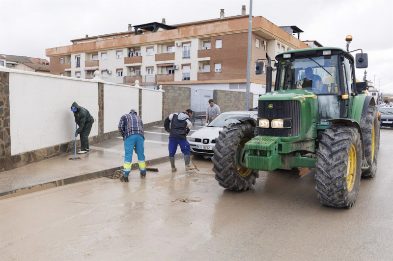 Imagen de vecinos de Huétor Tájar (Granada) se afanan en labores de limpiezas de calles tras las inundaciones producidas por el desbordamiento del río (ÁLEX CÁMARA - EUROPA PRESS)