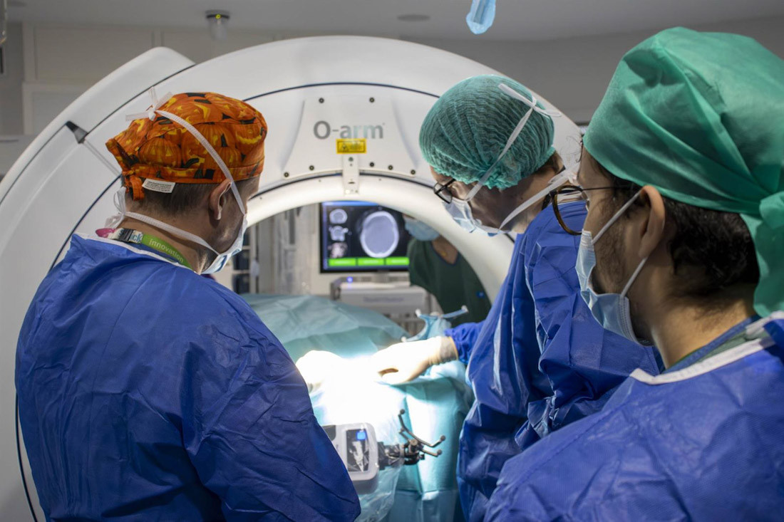 Momento de la intervención pionera en el Hospital Virgen de las Nieves de Granada (JUNTA DE ANDALUCÍA)