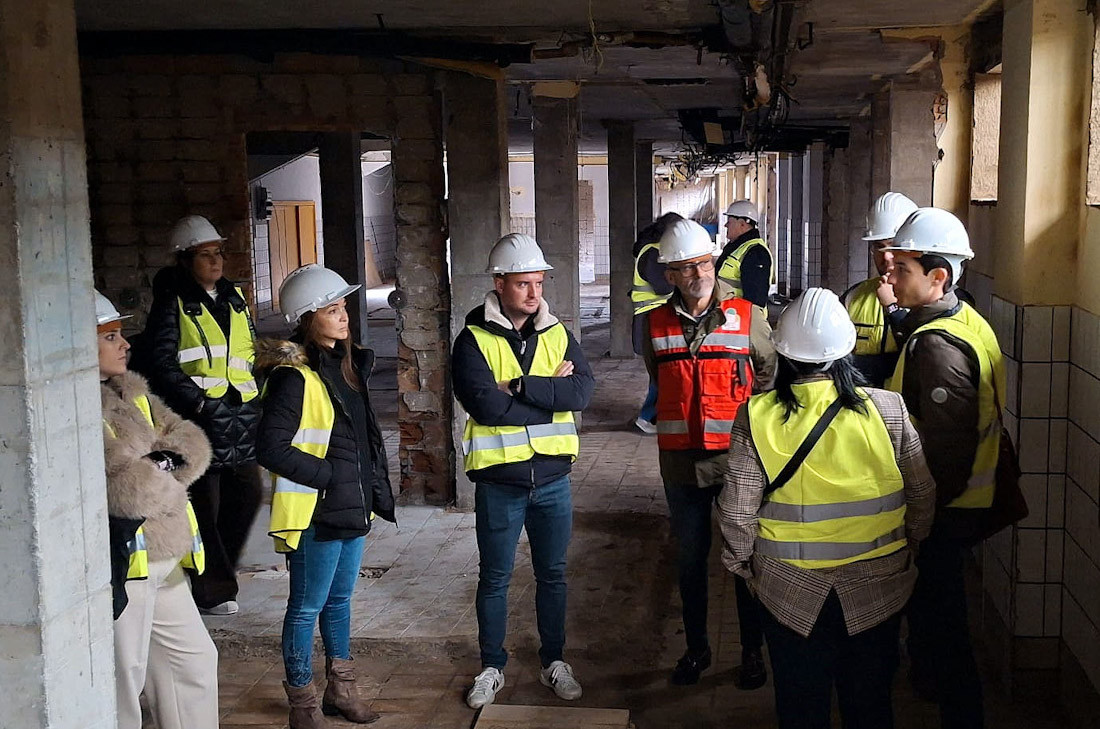 Salustiano Ureña, alcalde de Albolote, en la visita a las obras de la grada del campo de fútbol (ALBOLOTE INFORMACIÓN)