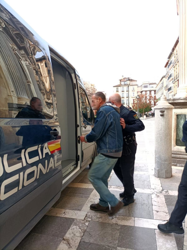 El acusado de intentar matar a un hombre con un machete sale de la Real Chancillería de Granada. (EUROPA PRESS
