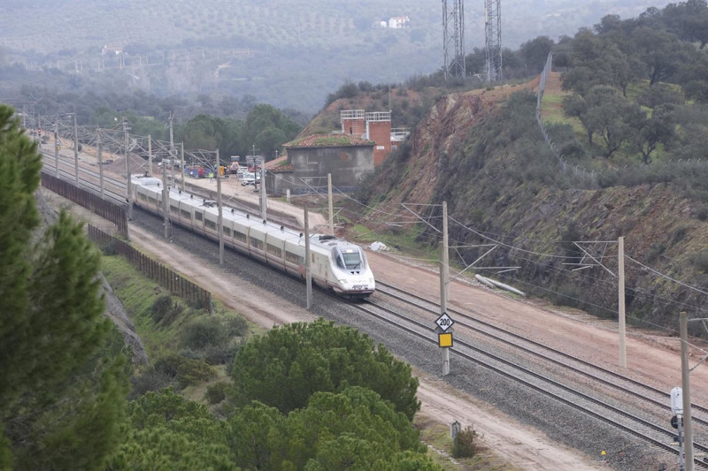 Imagen de un tren AVE a su paso por el tramo de vía, completamente restaurado, donde ocurrió el trágico accidente del pasado 18 de enero en Adamuz (PEDRO FUNES /EUROPA PRESS) Imagen de un tren AVE a su paso por el tramo de vía, completamente restaurado, donde ocurrió el trágico accidente del pasado 18 de enero en Adamuz (PEDRO FUNES /EUROPA PRESS)