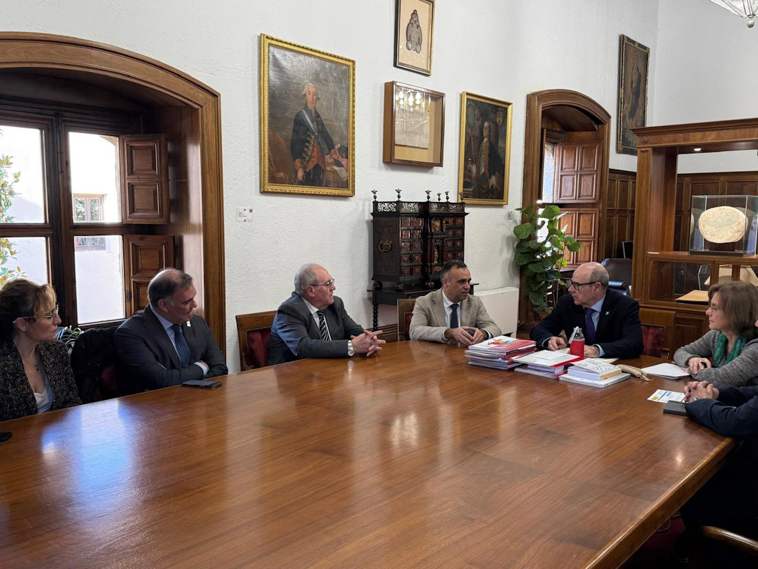 El presidente de la Diputación de Granada, Francis Rodríguez, se reúne con el rector de la UGR, Pedro Mercado, el delegado de Fomento, Antonio Ayllón, y el consejero delegado de Cetursa, Jesús Ibáñez, entre otros (DIPUTACIÓN DE GRANADA)