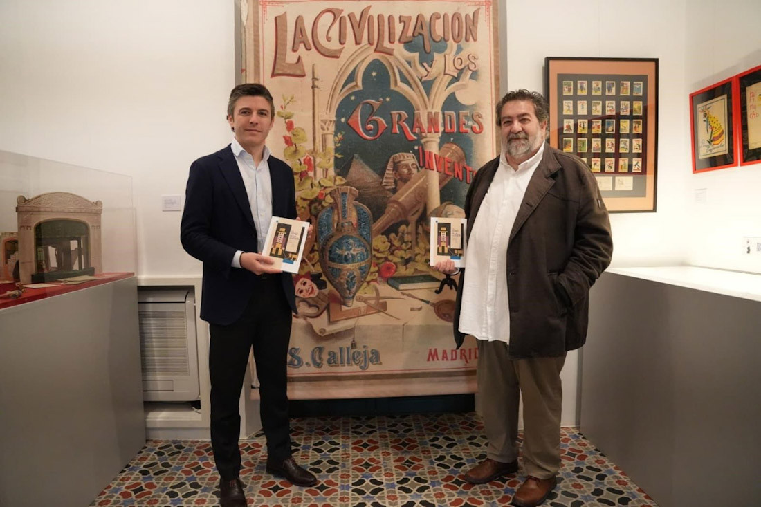 El concejal de Cultura de Granada, Jorge Saavedra, y el comisario de 'La edad de la ilusión', José Vallejo