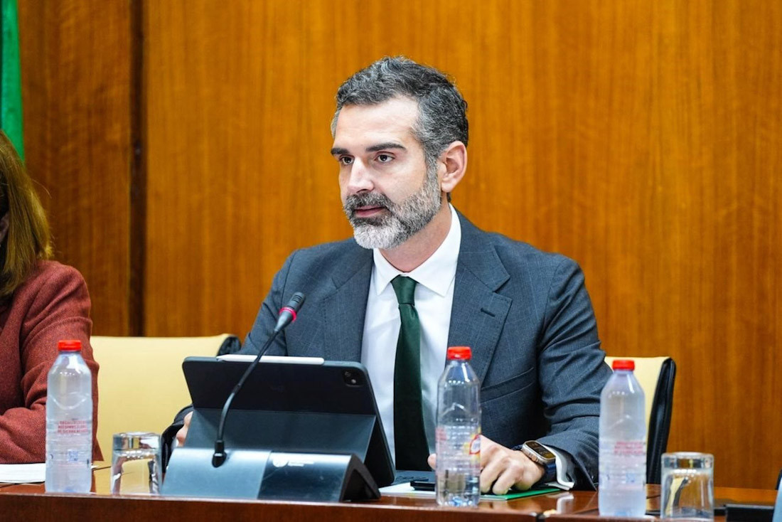 El consejero de Agricultura, Pesca, Agua y Desarrollo Rural, Ramón Fernández-Pacheco, en la comisión parlamentaria de este miércoles (JOAQUIN CORCHERO / PARLAMENTO DE ANDALUCIA)