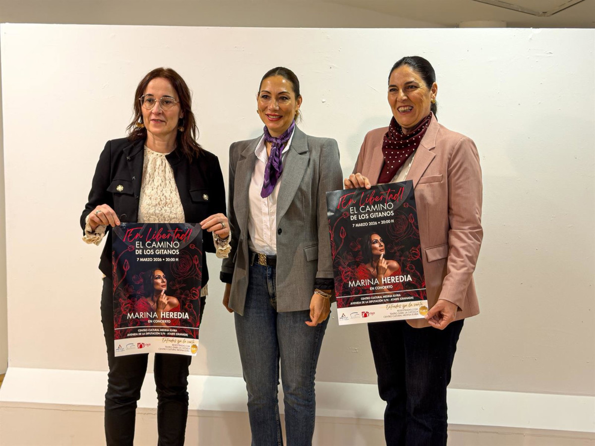 Marina Heredia, flanqueada por la alcaldesa de Atarfe, Yolanda Fernández, a su izquierda, y la concejala de Cultura, Jennifer García (AYUNTAMIENTO)