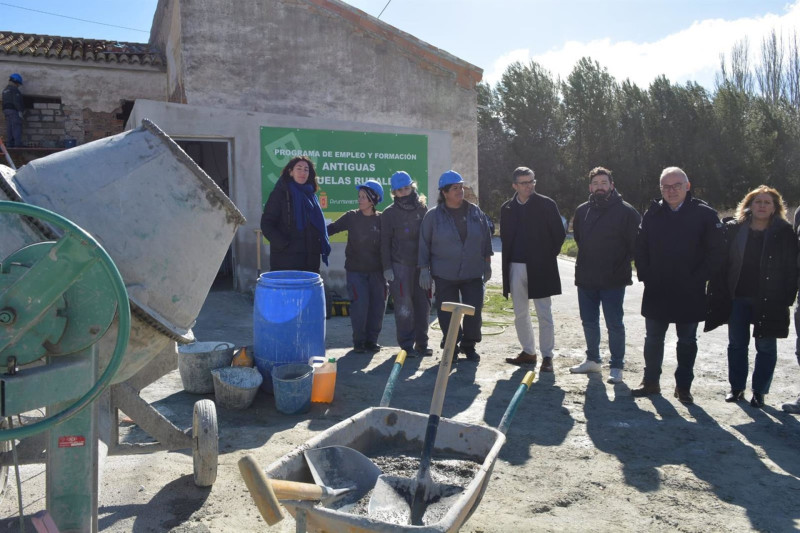 El delegado de Empleo, Empresa y Trabajo Autónomo de la Junta en Granada, Javier Martín Cañizares, y el alcalde de Baza, Pedro Ramos, visitan la escuela rural del barrio Perchel (JUNTA DE ANDALUCÍA) El delegado de Empleo, Empresa y Trabajo Autónomo de la Junta en Granada, Javier Martín Cañizares, y el alcalde de Baza, Pedro Ramos, visitan la escuela rural del barrio Perchel (JUNTA DE ANDALUCÍA)