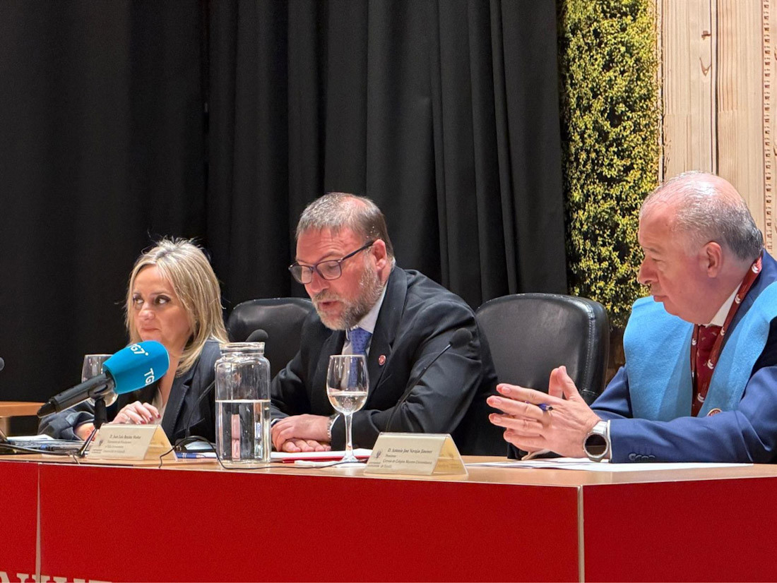 La alcaldesa de Granada, Marifrán Carazo, ha asistido a la apertura oficial del encuentro de colegios mayores (UGR)