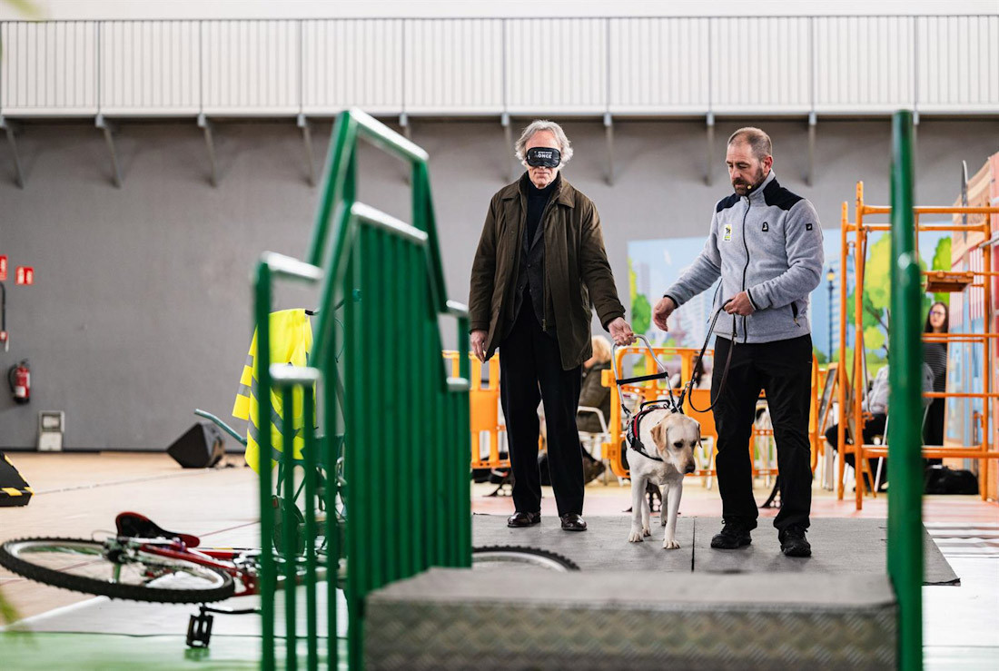 Demostración de la cita 'Mucho más que un perro' con el delegado de Sanidad, Indalecio Sánchez-Montesinos, a la izquierda en la imagen (ONCE)