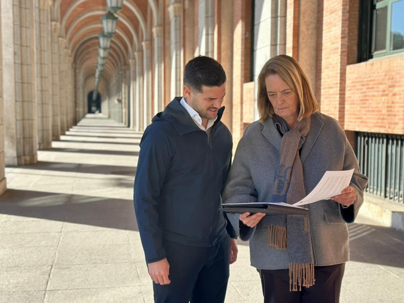 La alcaldesa de Motril, Luisa García Chamorro, acompañada por el teniente de alcalde encargado del área municipal de Playas y Desarrollo del Litoral, José Peña (AYUNTAMIENTO DE MOTRIL)