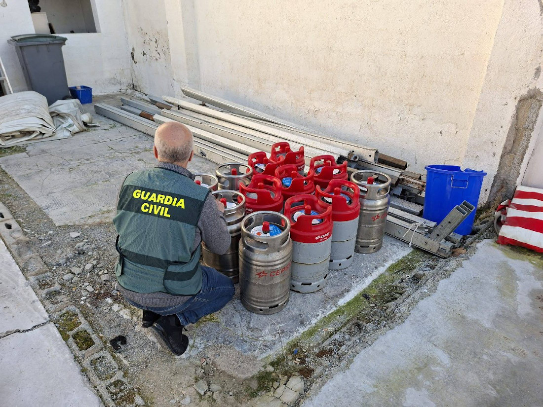 Bombonas recuperadas (AYTO. GUARDIA CIVIL)