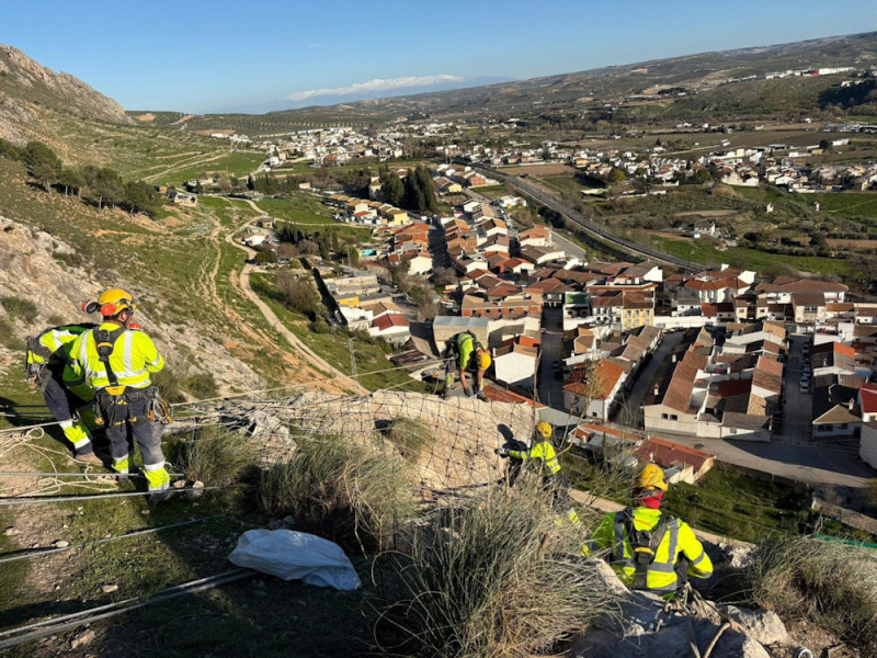 Trabajos para asegurar la piedra caliza de más de cien toneladas en las inmediaciones de La Calera
Trabajos para asegurar la piedra caliza de más de cien toneladas en las inmediaciones de La Calera