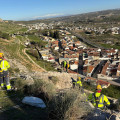 Trabajos para asegurar la piedra caliza de más de cien toneladas en las inmediaciones de La Calera