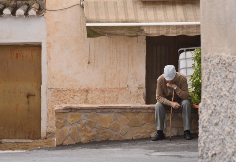 Imagen de un hombre mayor en un municipio de Granada (DIPUTACIÓN DE GRANADA)