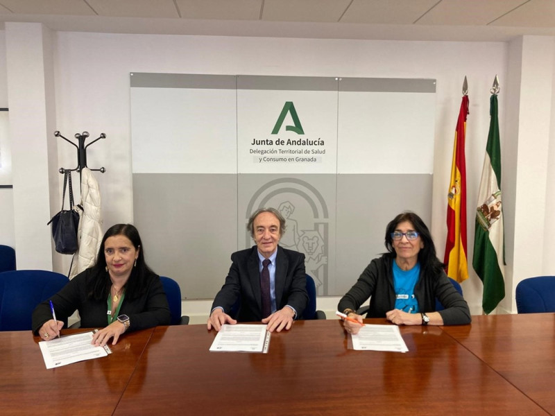 El delegado de Salud y Consumo de la Junta en Granada, Indalecio Sánchez-Montesinos, preside la firma (JUNTA DE ANDALUCÍA)
