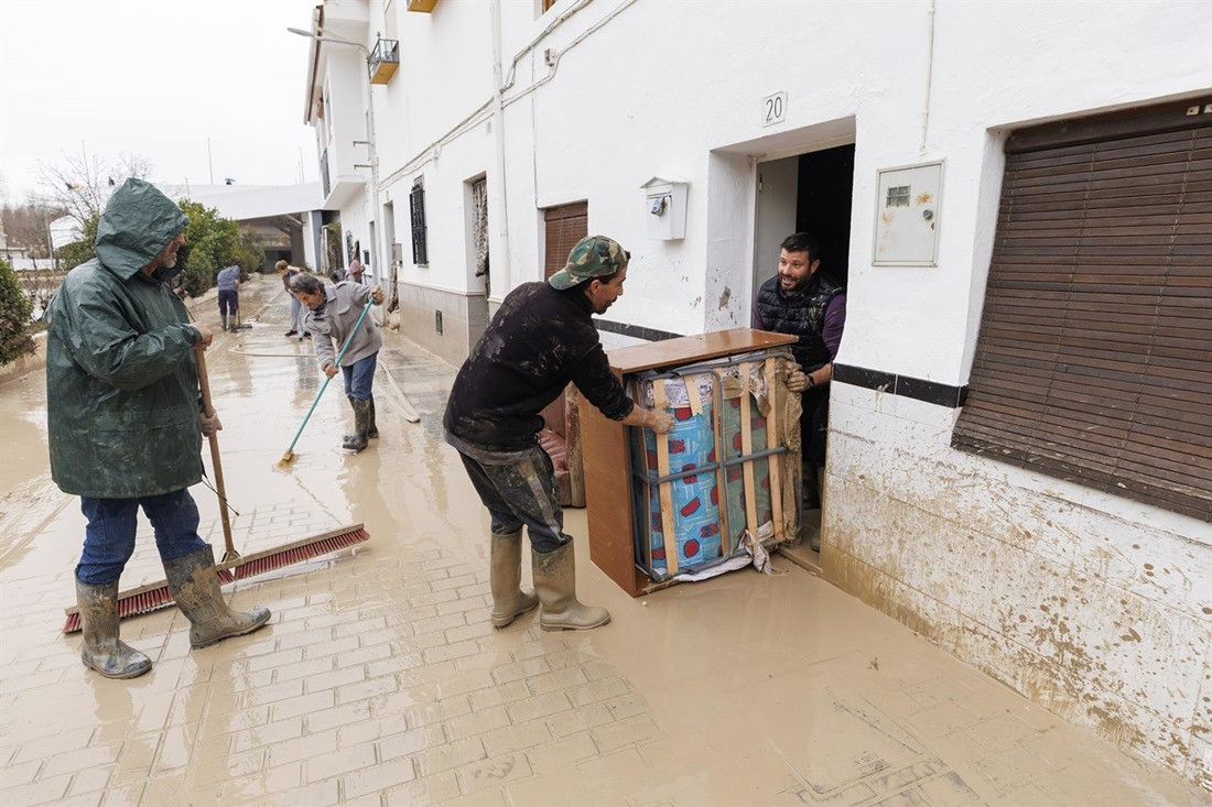 Vecinos del municipio granadino de Villanueva Mesía el pasado 6 de febrero limpiaban sus casas del barro (ÁLEX CÁMARA / EUROPA PRESS)