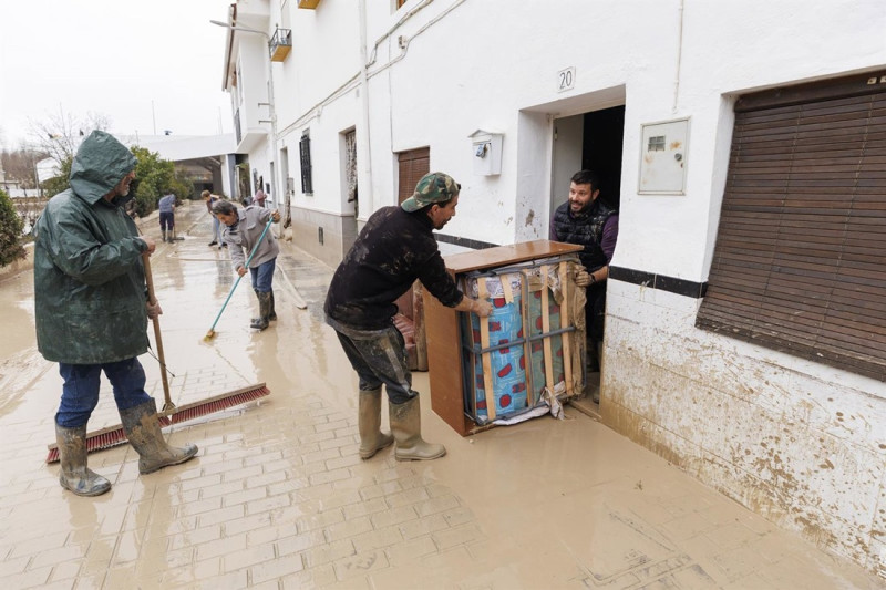 Vecinos del municipio granadino de Villanueva Mesía el pasado 6 de febrero limpiaban sus casas del barro (ÁLEX CÁMARA / EUROPA PRESS)