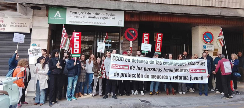Movilización de CCOO ante la Consejería de Inclusión Social, Juventud, Familias e Igualdad (CCOO GRANADA)