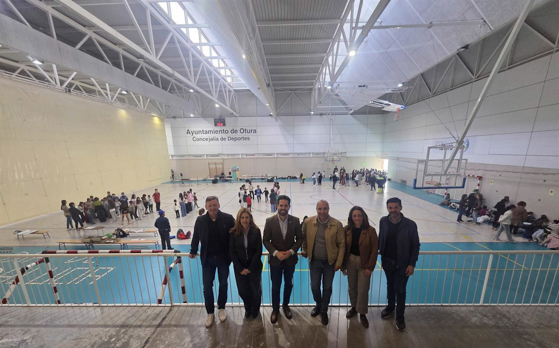 El delegado territorial de Turismo, Cultura y Deporte de la Junta en Granada, David Rodríguez, en el centro de la imagen con el alcalde de Otura, Nazario Montes (JUNTA)