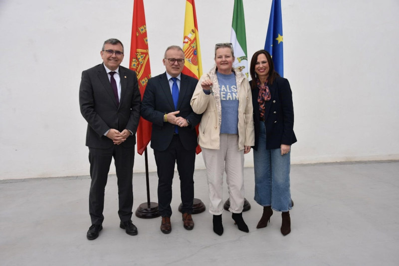 La consejera de Fomento, Rocío Díaz, a la derecha en la imagen con una de las beneficiadas con las nuevas viviendas protegidas de Baza, junto al alcalde, Pedro Justo Ramos, y el subdelegado, José Antonio Montilla, a la izquierda (JUNTA) La consejera de Fomento, Rocío Díaz, a la derecha en la imagen con una de las beneficiadas con las nuevas viviendas protegidas de Baza, junto al alcalde, Pedro Justo Ramos, y el subdelegado, José Antonio Montilla, a la izquierda (JUNTA)