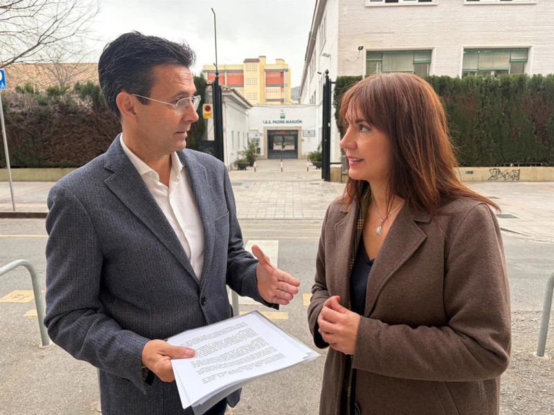 El portavoz del PSOE-A, Paco Cuenca, con la parlamentaria socialista Olvido de la Rosa El portavoz del PSOE-A, Paco Cuenca, con la parlamentaria socialista Olvido de la Rosa