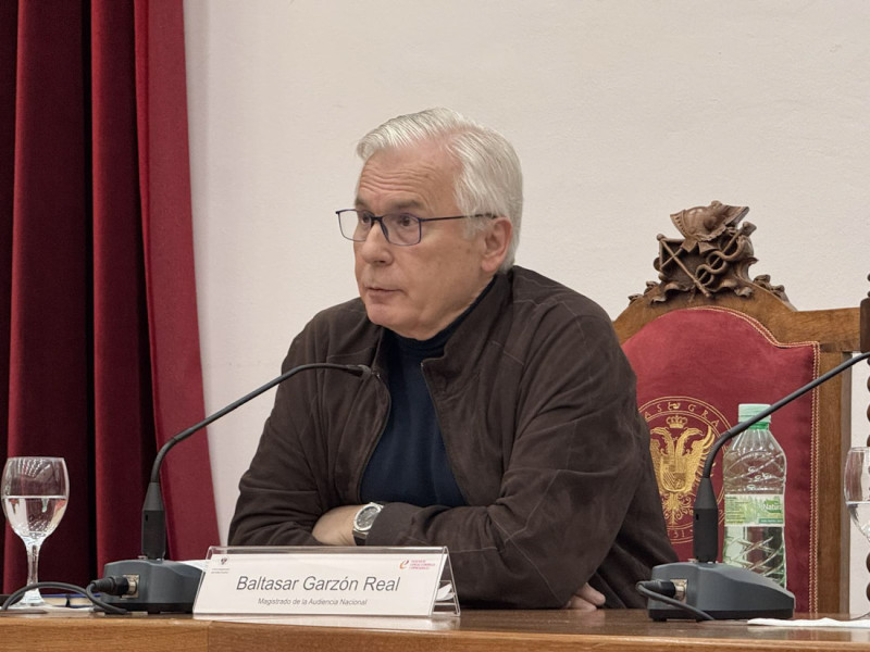 Baltasar Garzón durante la conferencia (UGR) Baltasar Garzón durante la conferencia (UGR)