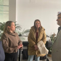 Visita del delegado de Empleo de la Junta en Granada, Javier Martín, al despacho de arquitectura de Mercedes Albarracín junto con la alcaldesa de Padul, Celia Villena, en el centro en la imagen (JUNTA)