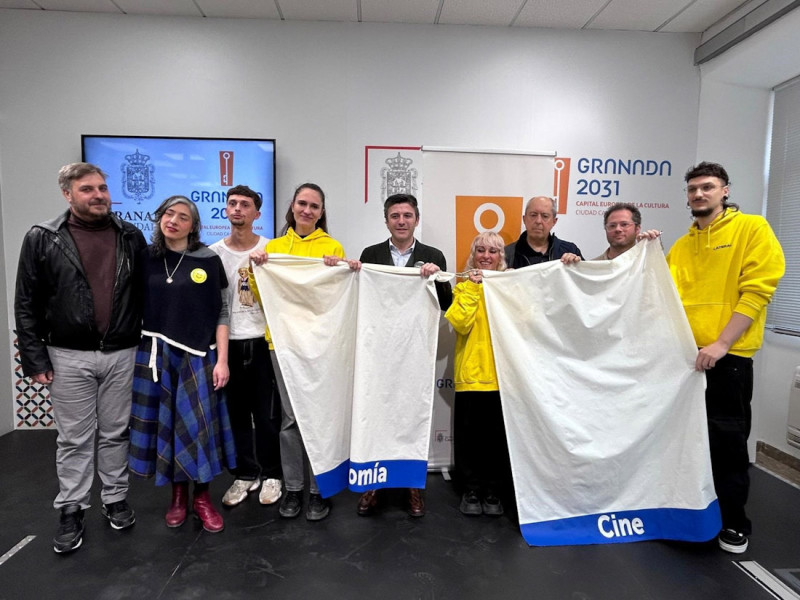 Presentación de banderas para la acción colaborativa por la Capitalidad, con el concejal de Cultura de Granada, Jorge Saavedra, en el centro de la imagen (AYUNTAMIENTO)