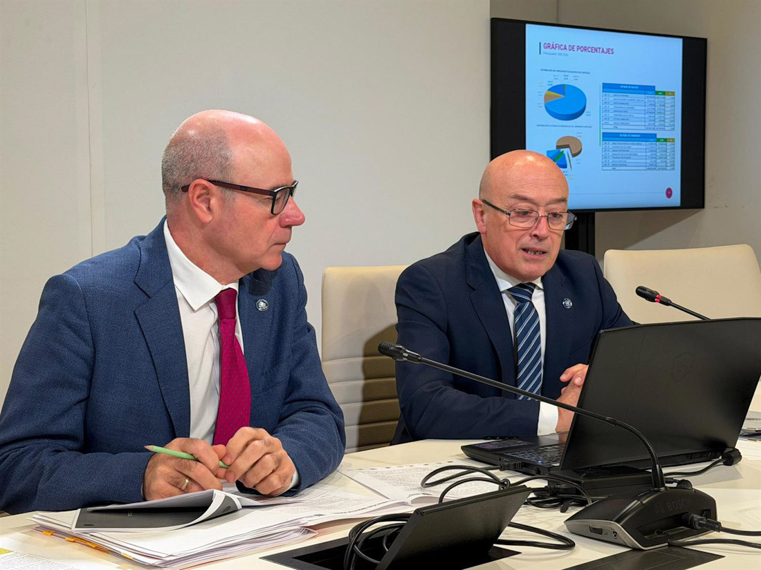 El rector de la UGR, Pedro Mercado, a la izquierda en la imagen junto con su gerente, Miguel Ángel Guardia (UNIVERSIDAD DE GRANADA)