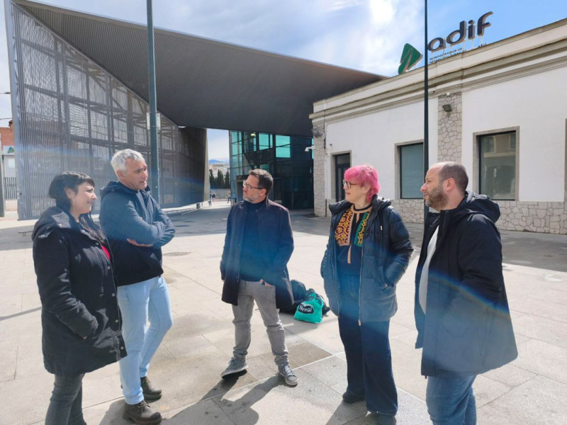 José Ignacio García, de Adelante Andalucía, en el centro en la imagen ante la estación de trenes de Granada
