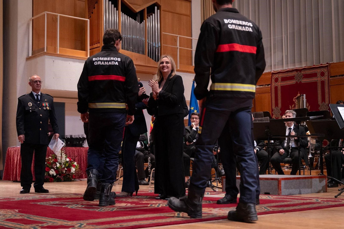 Acto de entrega de medallas a bomberos (AYUNTAMIENTO DE GRANADA)