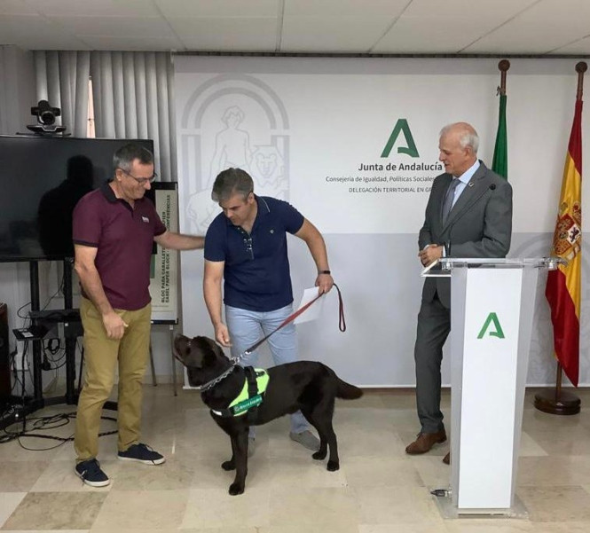 Reconocimiento oficial al primer perro de alerta médica de Andalucía (JUNTA)