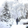 Una persona camina por la nieve. Archivo (MARTA FERNÁNDEZ - EUROPA PRESS)