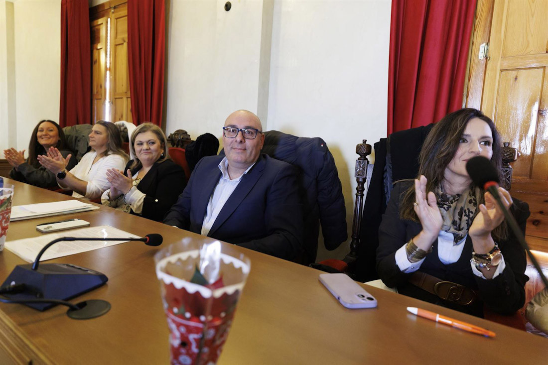 La hasta ahora concejal de Igualdad de Pinos Puente, Margarita Álvarez, a la derecha del alcalde, Iván Fernández, en el pleno de moción de censura del pasado 18 de diciembre (ÁLEX CÁMARA - EUROPA PRESS)