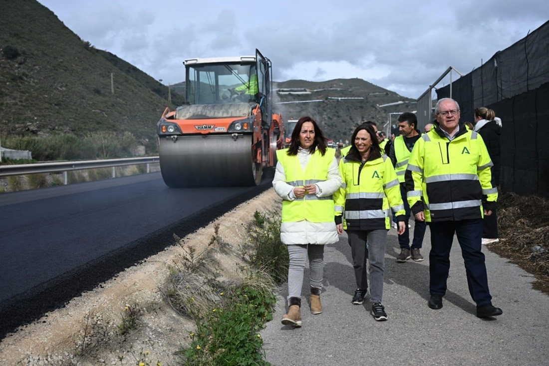 La consejera de Fomento, Articulación del Territorio y Vivienda, Rocío Díaz, visita la renovación del firme del principal acceso a Albuñol desde la autovía A-7. (JUNTA DE ANDALUCÍA)