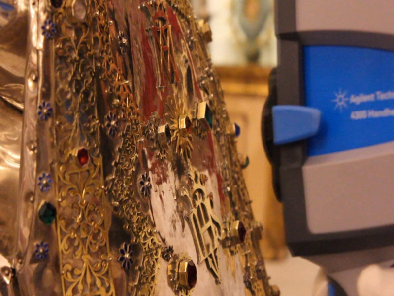 Detalla del vestido de la conocida como Virgen del Rosario de Plata