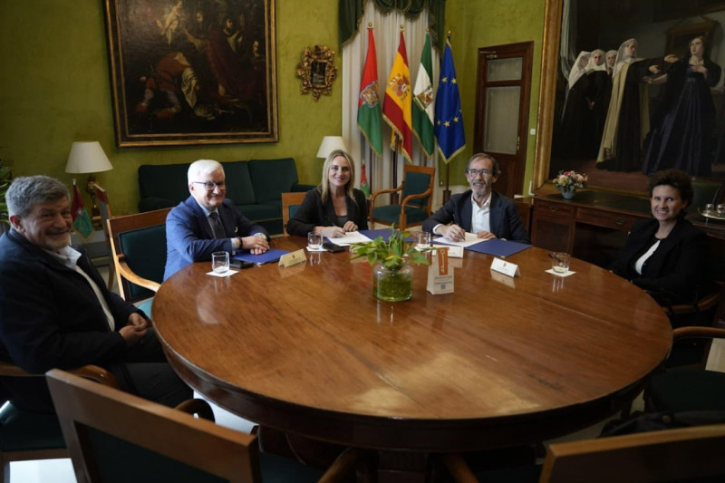 La alcaldesa de Granada, Marifrán Carazo, ha firmado el convenio con Eurecat para el centro demostrador de IA
La alcaldesa de Granada, Marifrán Carazo, ha firmado el convenio con Eurecat para el centro demostrador de IA