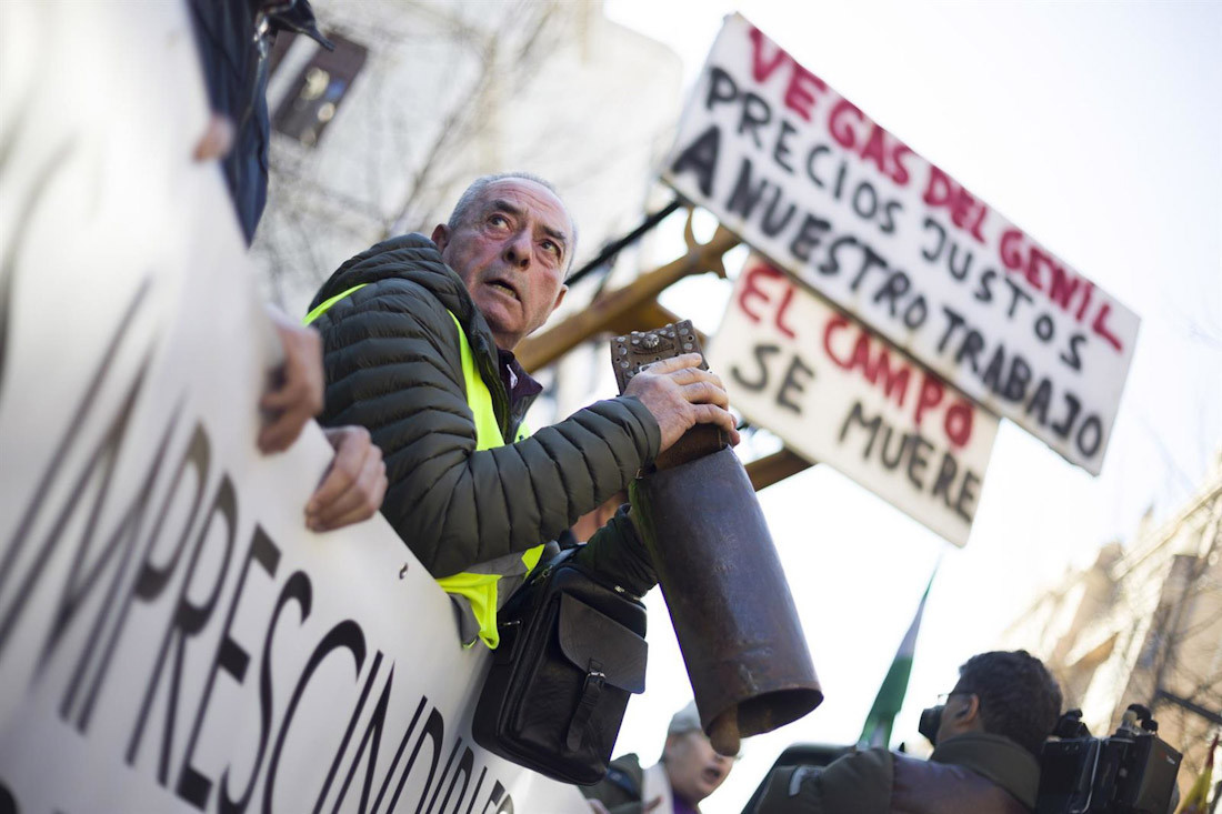 Imagen de archivo de protestas agrarias en la Subdelegación del Gobierno de Granada (ÁLEX CÁMARA - EUROPA PRESS)